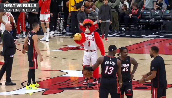 天天盈球 官网-希罗和公牛吉祥物比赛半场背投 后者一击命中让希罗“临阵退缩”