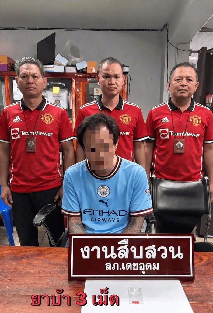 天天盈球 官网-曼城球迷涉毒被捕，泰国警方穿曼联球衣拍照|曼彻斯特|太阳报|None|利物浦|联赛杯_新浪体育_新浪新闻