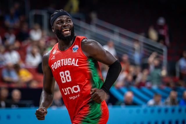 天天盈球足球比分-从被国王扫地出门到绿军夺冠,NBA首位葡萄牙球星的逆袭之路